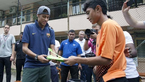 Neymar biểu diễn kỹ thuật với lũ trẻ