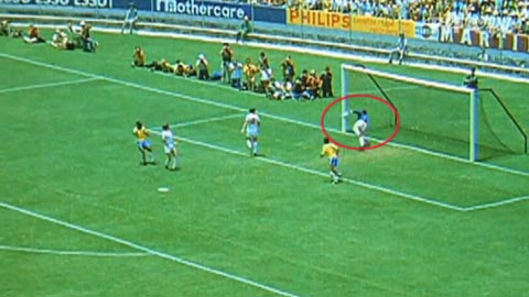 Thủ môn cản phá cú đánh đầu hiểm hóc của Pele là ai?