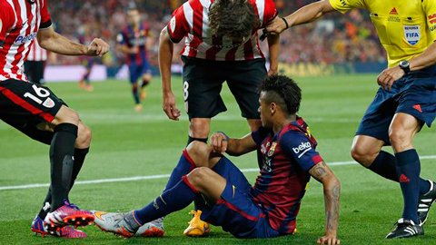 Neymar động nhẹ là lăn ra ngã