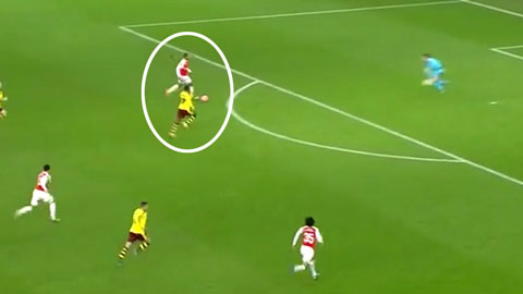 Pha bỏ lỡ trong tư thế đối mặt thủ môn của Walcott