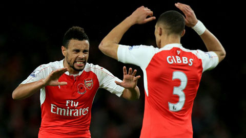 Coquelin suýt gãy chân vì cú xoạc bóng của Gibbs