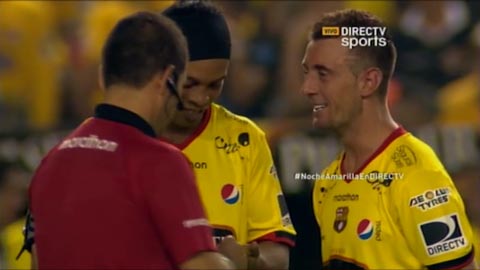 Hy hữu: Trọng tài rút thẻ vàng để xin chữ ký của Ronaldinho