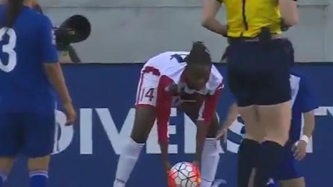 Nữ cầu thủ bị thổi penalty ngớ ngẩn nhất của năm