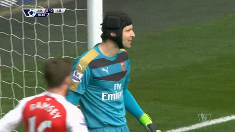 Petr Cech cứu thua cho chủ nhà 