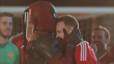 Ghi bàn xong, nhân vật Deadpool hôn trán Rooney