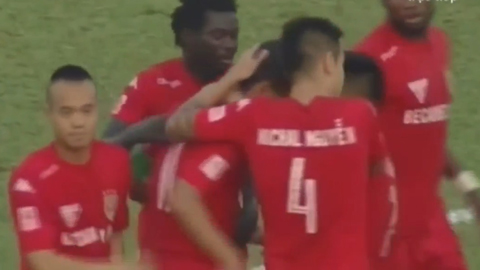 Cú sút chân trái không thể cản phá  của Anh Đức