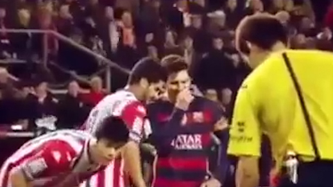 Messi và Neymar bị hậu vệ Gijon kèm chặt khi Suarez sút phạt đền