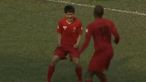 Xuân Hùng ghi bàn vào lưới SLNA từ pha đá bồi đẹp mắt