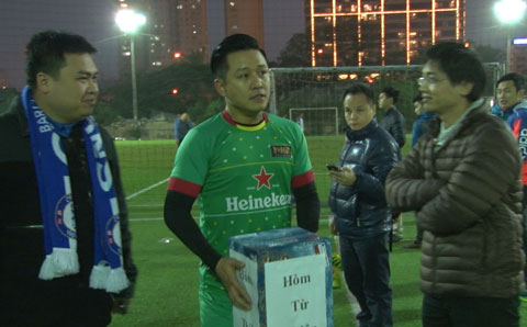 HAT của Tuấn Hưng chung tay với Bắc Giang FC quyên góp tiền ủng hộ bệnh nhân viêm cơ tim