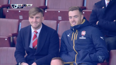 Luke Shaw với Chambers thân mật xem đại chiến M.U - Arsenal