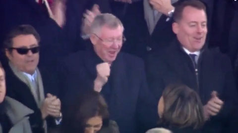 Sir Alex hát vang bài ca chiến thắng trên khán đài Old Trafford