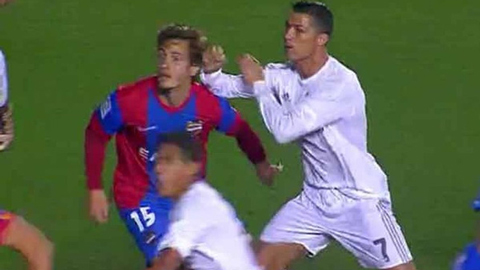 Ronaldo lại chơi xấu cầu thủ Levante