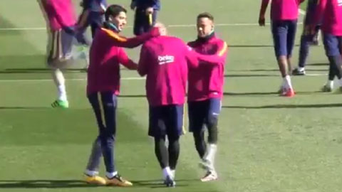 Suarez và Neymar hợp sức chơi xỏ Mascherano 