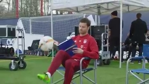 Lác mắt với Xabi Alonso vừa đọc sách vừa tâng bóng
