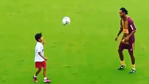 Cậu bé tâng bóng ngang tài ngang sức với Ronaldinho