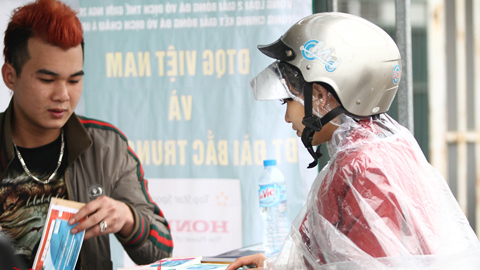 Người hâm mộ đội mưa mua vé xem ĐT Việt Nam