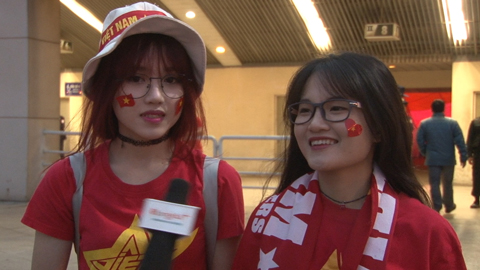 Gió rét Hà Nội không ngăn được 2 nữ CĐV TP. HCM cháy hết mình vì ĐTVN