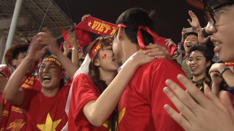 Cô dâu khóa môi chú rể giữa trận đấu ĐT Việt Nam - ĐT Đài Loan (TQ)