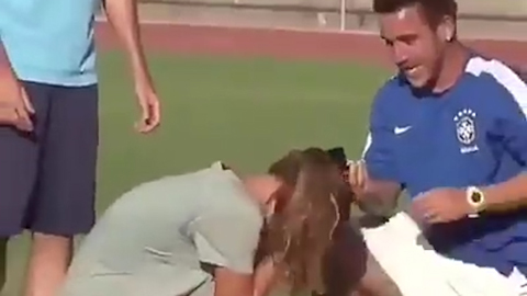 Đây có lẽ là màn cầu hôn thú vị nhất thế giới