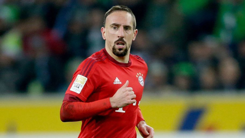 Ribery vừa cõng đối phương vừa đi bóng