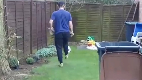 Xoay lưng tâng bóng vào thùng rác không cần nhìn