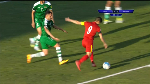 Công Vinh xử lý khéo léo, tuy nhiên cú sút lại vọt xà (Iraq 0-0 Việt Nam)