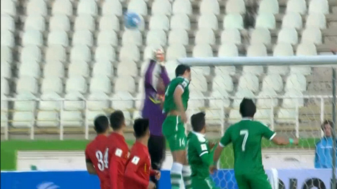 Nguyên Mạnh lao ra đấm bóng kịp thời (Iraq 0-0 Việt Nam)