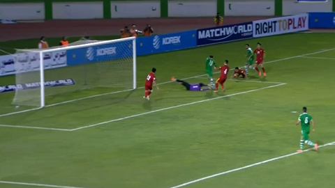 Nguyên Mạnh đổ người bắt bài (Iraq 1-0 Việt Nam)