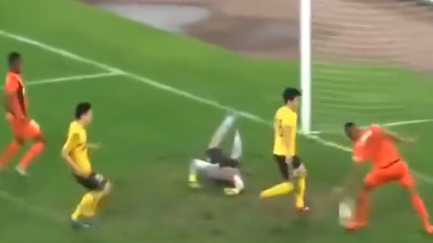 Thi nhau sút dội xà và bay lên trời khi cách khung thành 1m