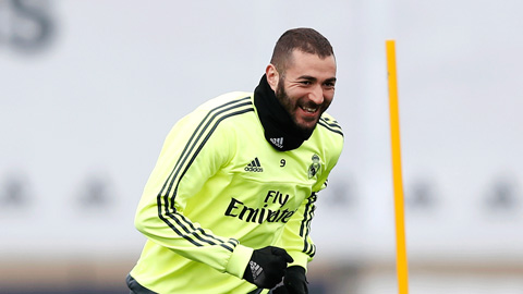 Benzema solo qua tất cả đồng đội rồi ghi bàn