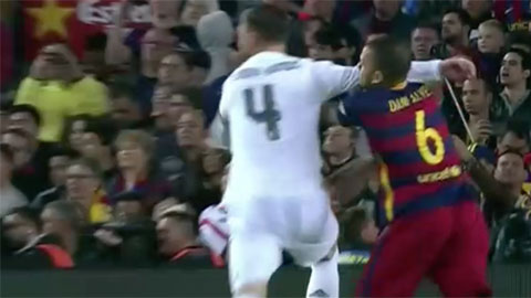 Ramos và Suarez thi nhau chơi cùi chỏ với Alves và Pepe