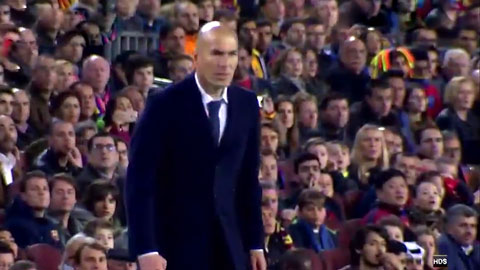 Phản ứng hài hước của HLV Zidane khi Ronaldo sút bóng dội xà ngang Barca