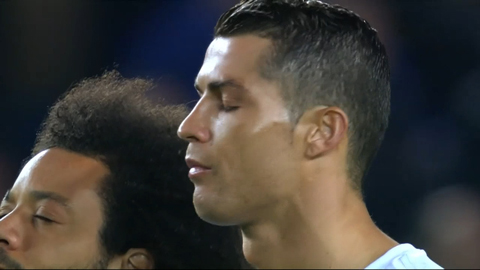 Ronaldo lắc đầu trong lúc mặc niệm Cruyff khiến CĐV phát điên