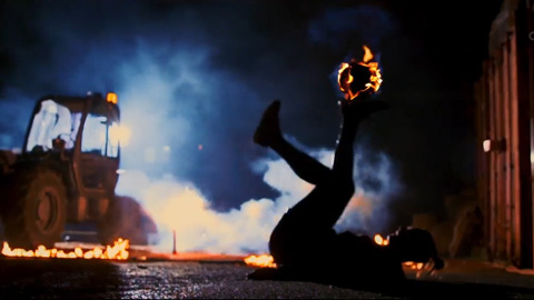 Màn tâng bóng lửa tuyệt hay của 2 VĐV biểu diễn nghệ thuật