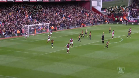 Pha  bắt bóng việt vị của trọng tài Craig Pawson (West Ham 0-0 Arsenal)