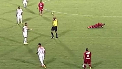 Nhận thẻ vàng chỉ sau 2 giây