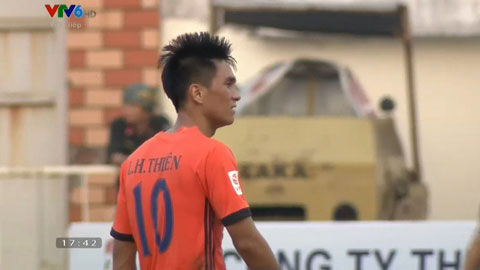 Cú sút của Hoàng Thiên không thắng được Tấn Trường (SHB Đà Nẵng 0-1 B.Bình Dương)