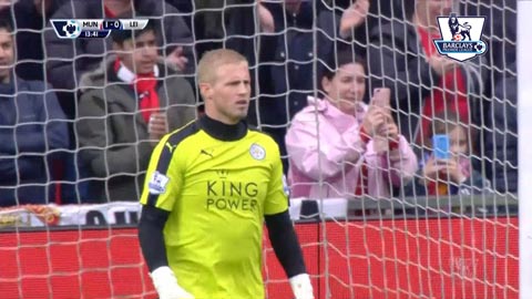 Schmeichel kịp thời đổ người cản phá (Trực tiếp: M.U 1-0 Leicester City)