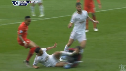 Thủ môn Fabiański của Swansea ăn trọn gầm giày của đồng đội
