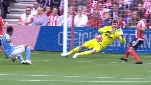 Sterling không đánh bại được Forster (Southampton 0-0 Manchester City)  