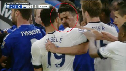 Diego Costa bị Dembele chọc tay vào mắt