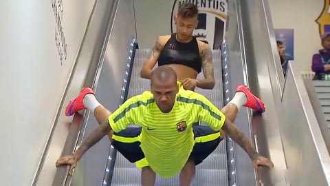 Dani Alves diễn trò lạ mắt  với chiếc thang cuốn