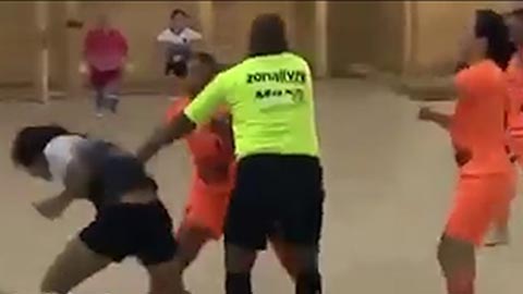 Các nữ cầu thủ futsal đấm đá nhau túi bụi
