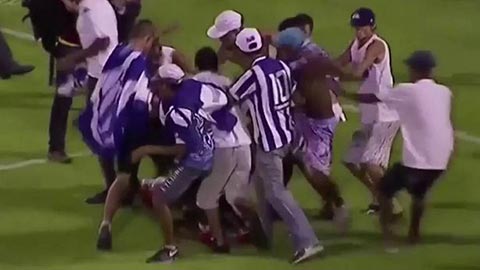 CĐV đánh đập, giẫm đạp kinh hoàng tại Brazil