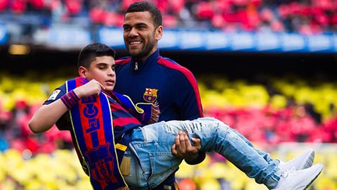 Hành động đẹp của Dani Alves dành cho fan nhí tật nguyền