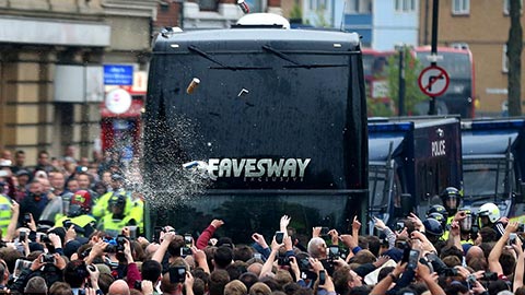Xe buýt M.U bị fan West Ham tấn công trước trận đấu