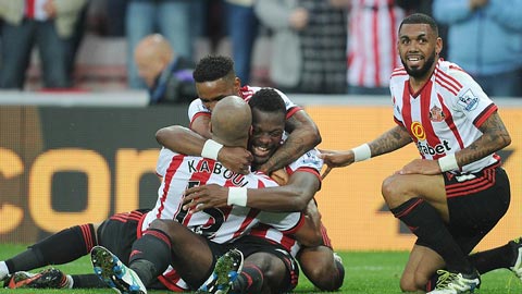 Cầu thủ Sunderland vui sướng tột độ sau khi trụ hạng thành công