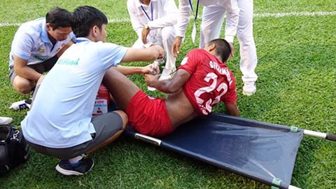 Ngoại binh HA.GL gãy chân sau va chạm với hậu vệ Long An