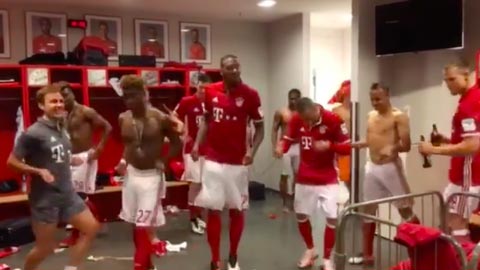 Các cầu thủ Bayern khiêu vũ giống hệt nhau trong phòng thay đồ