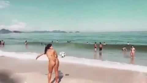 Mặc bikini và tâng bóng bằng... mông